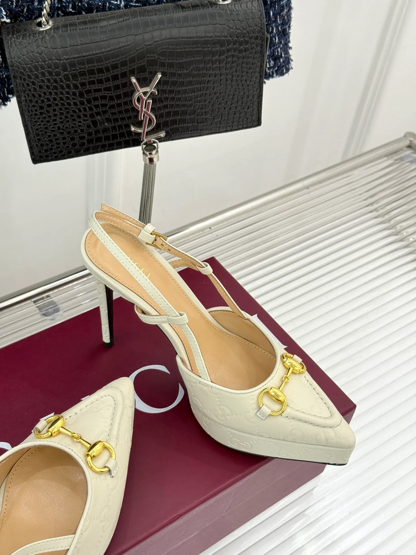 👟👟Ex-factory price 680👟👟 Gucci/Gucci classic horsebit pointed-toe platform high-heeled sandals, which perfectly integrate classic elements and fashionable design. These sandals are decorated with the iconic horsebit. The metallic horsebit embellishes the upper, exuding a strong retro style and highlighting the brand heritage. The design of the waterproof platform and the high heel complement each other. The 9.5 cm high heel and the 2 cm waterproof platform can effectively reduce the pressure on the foot while elongating the leg line, making walking more stable. The adjustable ankle buckle design is not only easy to put on and take off, but can also be adjusted according to personal foot shape to ensure a comfortable fit. Whether paired with an elegant dress for formal occasions or paired with simple trousers to create a fashionable street style, these sandals can be easily worn, adding a touch of color to the overall look and showing the wearer's unique taste and fashion attitude. The fabric is made of original customized calfskin, the inner pads are all sheepskin, and the genuine leather outsole imported from Italy size: 35-39 (40/41/42 customized)